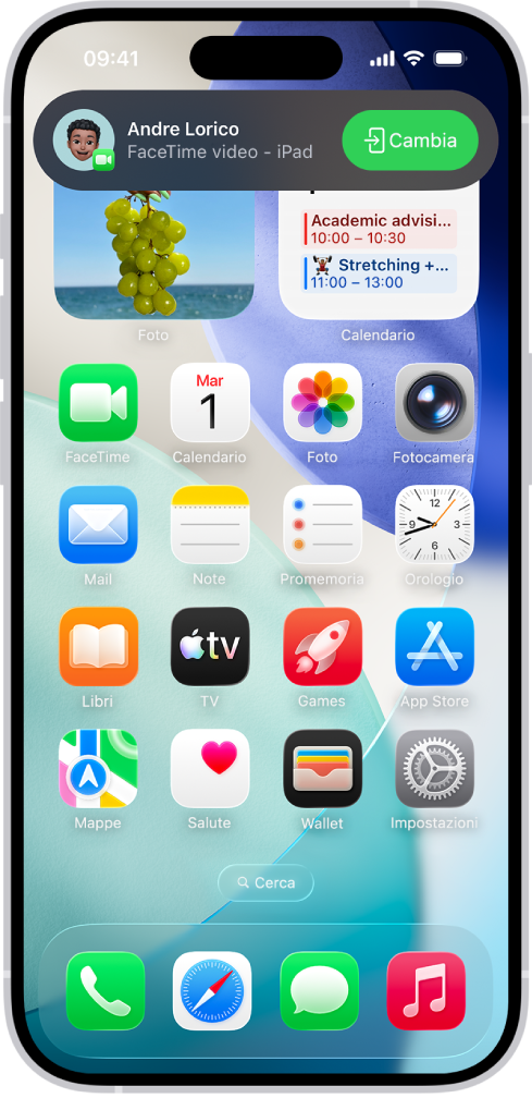 La schermata Home di iPhone che mostra la notifica di una videochiamata FaceTime proveniente da un iPad, in alto. Tocca il pulsante Cambia a destra della notifica per spostare la chiamata su iPhone.