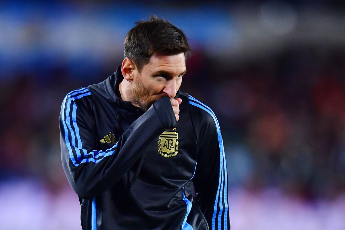 Lionel Messi of Argentina warms up